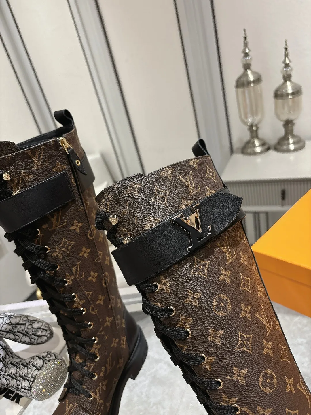 👟👟Ex-factory price 720👟👟 Louis Vuitton Louis Vuitton 2024 autumn and winter high-end customization, catwalk style of major celebrity Internet celebrities, century-old classic, exquisite craftsmanship, comfortable on the feet, side zipper design for easy putting on and taking off. This Citizen flat boots are made of smooth cow leather to demonstrate military style, and the adjustable strap embellished with the LV Capucines logo pays tribute to the Capucines handbag. The LV monogram embossed on the heel subtly echoes the Lozine trim of Louis Vuitton’s traditional trunks. Fabric: Full-grain cowhide Lining: Cowhide Buckle: Original molded outsole Original molded Color: Black Brown Code number 36 to 40 (41 to 42 can be customized and non-refundable) Bosses are welcome to make orders